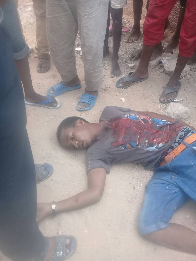 صورة نادرة للضحية في مكان الجريمة